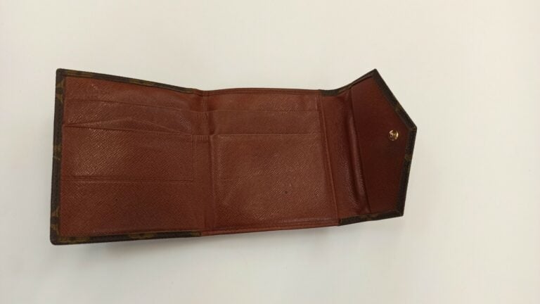 LOUIS VUITTON - PORTEFEUILLE et COUVERTURE DE PASSEPORT en toile Monogram - 11…