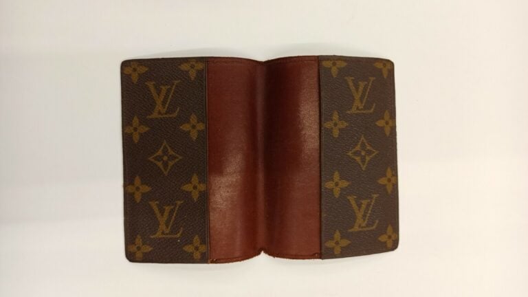 LOUIS VUITTON - PORTEFEUILLE et COUVERTURE DE PASSEPORT en toile Monogram - 11…