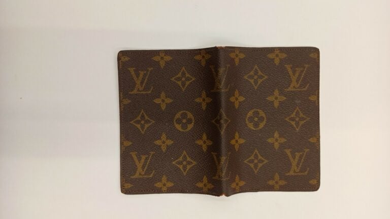 LOUIS VUITTON - PORTEFEUILLE et COUVERTURE DE PASSEPORT en toile Monogram - 11…