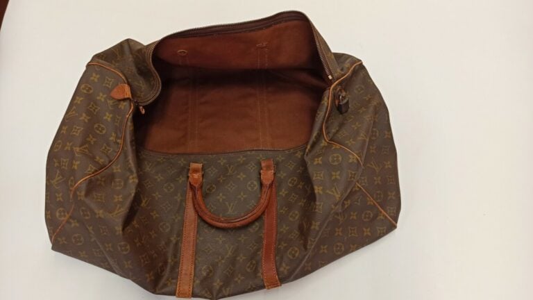 LOUIS VUITTON - SAC DE VOYAGE "Keepall 60" en toile Monogram et cuir naturel, g…