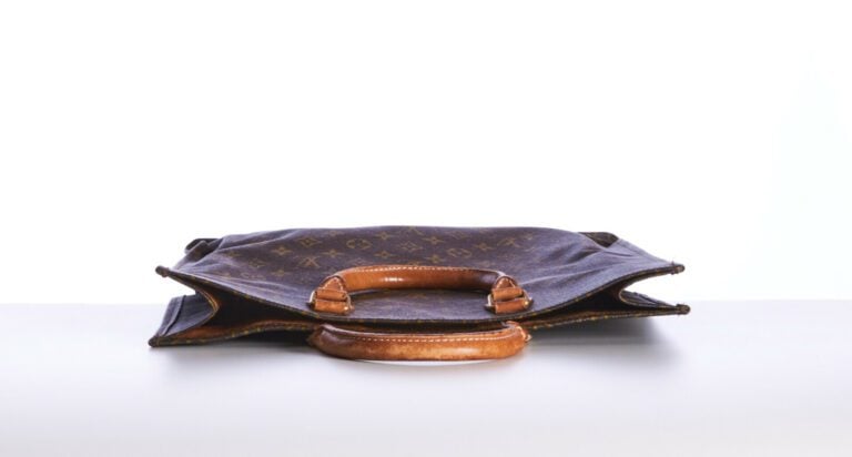 LOUIS VUITTON - SAC "Plat" en toile Monogram et cuir naturel, garnitures en lai…