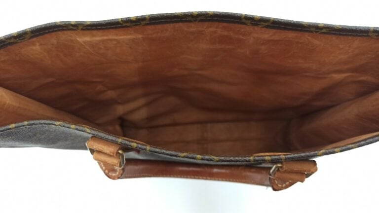 LOUIS VUITTON - SAC "Plat" en toile Monogram et cuir naturel, garnitures en lai…
