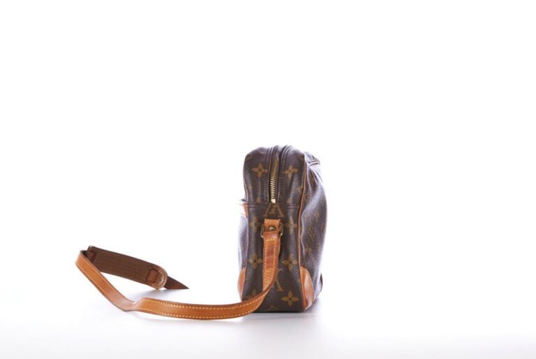 LOUIS VUITTON - SAC "Trocadéro" en toile Monogram et cuir naturel, garnitures e…