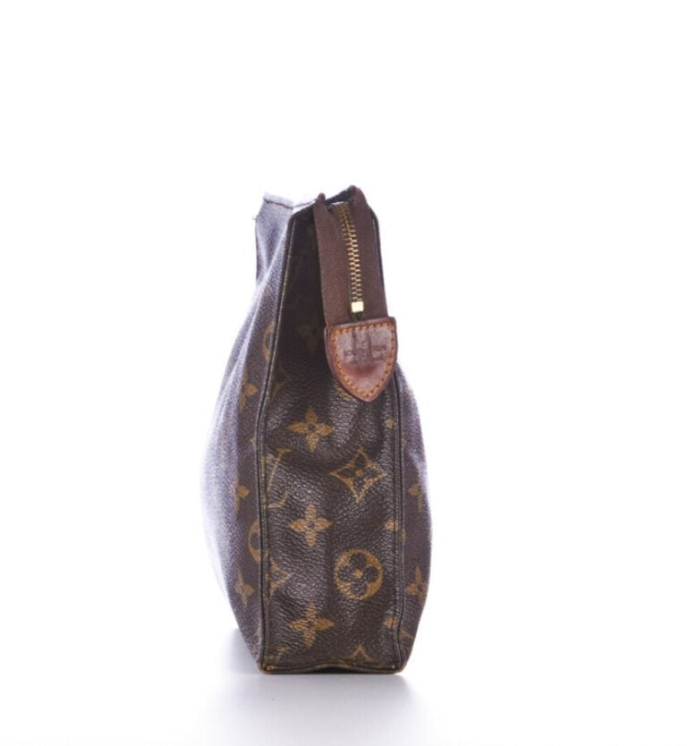 LOUIS VUITTON - Trousse de toilette en toile Monogram - 15 X 19 x 5 cm - (petit…