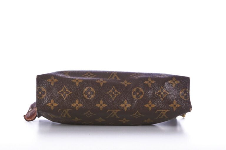 LOUIS VUITTON - Trousse de toilette en toile Monogram - 15 X 19 x 5 cm - (petit…