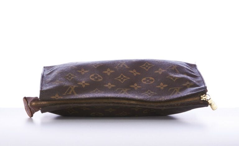 LOUIS VUITTON - Trousse de toilette en toile Monogram - 15 X 19 x 5 cm - (petit…