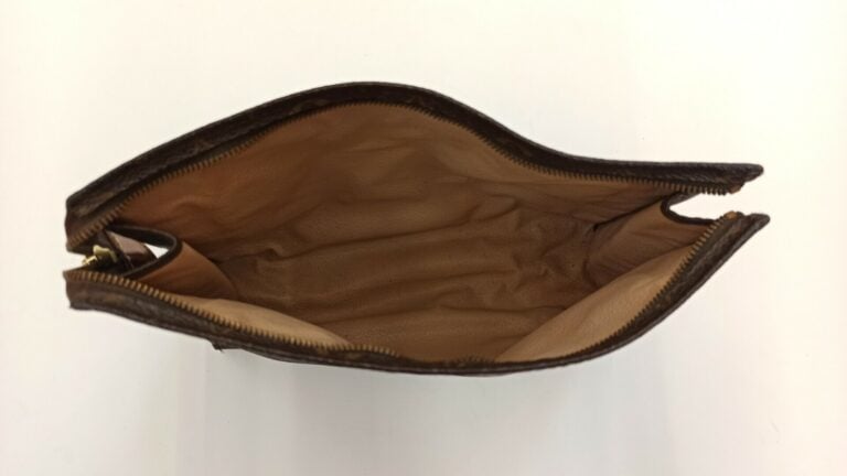 LOUIS VUITTON - Trousse de toilette en toile Monogram - 15 X 19 x 5 cm - (petit…