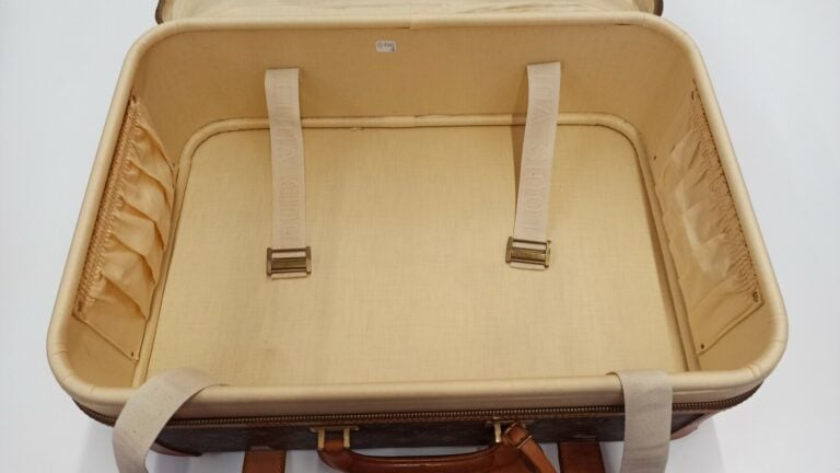 LOUIS VUITTON - VALISE "Airbus" en toile Monogram et cuir naturel, garnitures e…