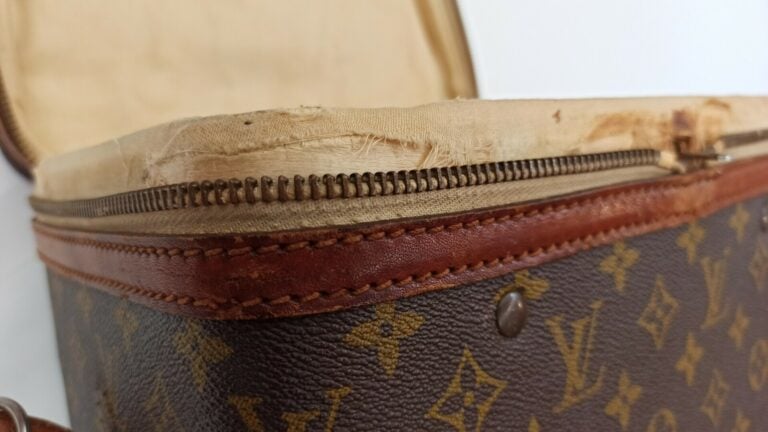 LOUIS VUITTON - VANITY en toile Monogram et cuir naturel, garnitures en laiton…