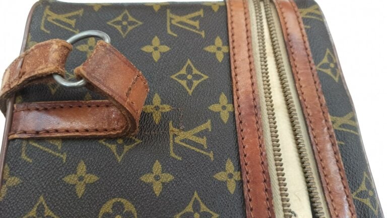 LOUIS VUITTON - VANITY en toile Monogram et cuir naturel, garnitures en laiton…