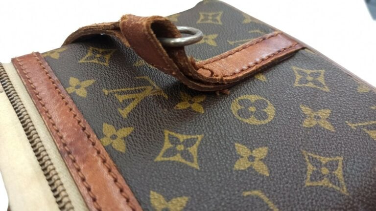 LOUIS VUITTON - VANITY en toile Monogram et cuir naturel, garnitures en laiton…