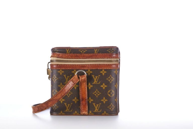 LOUIS VUITTON - VANITY en toile Monogram et cuir naturel, garnitures en laiton…