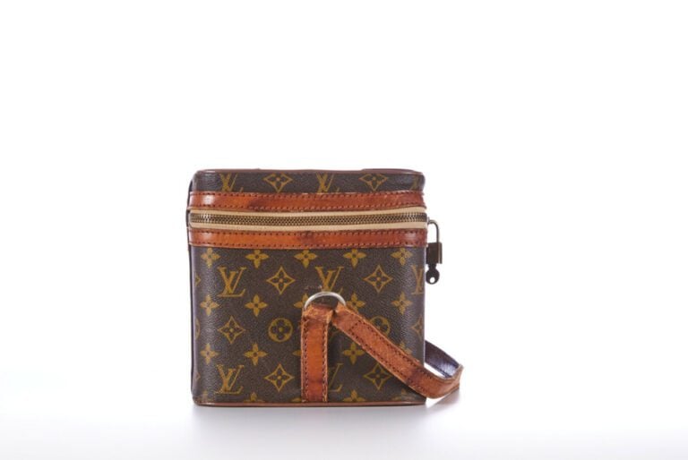LOUIS VUITTON - VANITY en toile Monogram et cuir naturel, garnitures en laiton…
