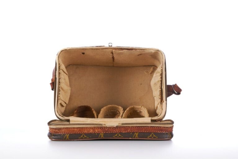 LOUIS VUITTON - VANITY en toile Monogram et cuir naturel, garnitures en laiton…