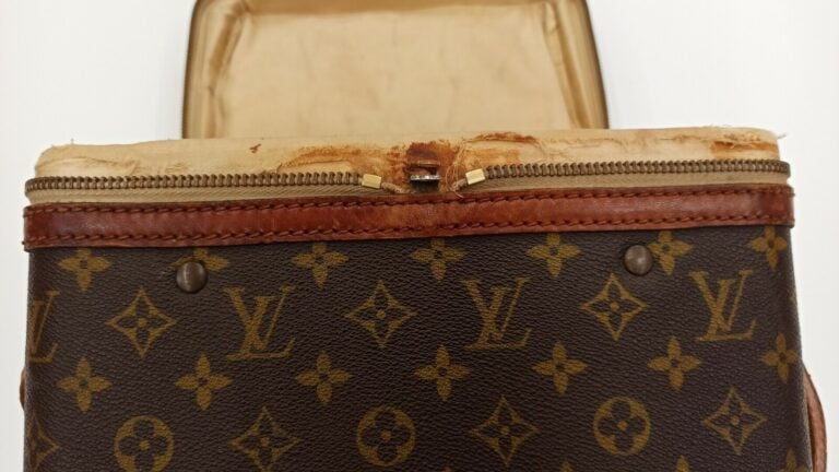 LOUIS VUITTON - VANITY en toile Monogram et cuir naturel, garnitures en laiton…