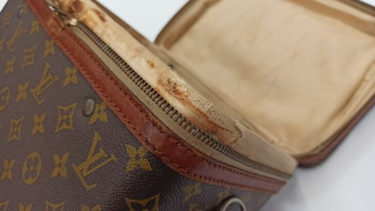 LOUIS VUITTON - VANITY en toile Monogram et cuir naturel, garnitures en laiton…