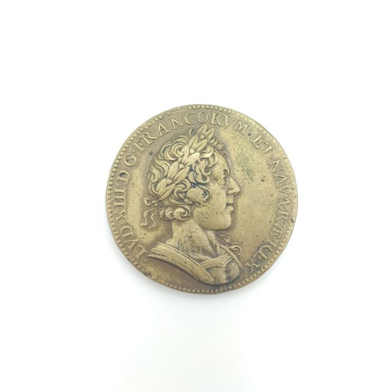 Louis XIII (1610-1643). Médaille en fonte de bronze commémorant la restauration…