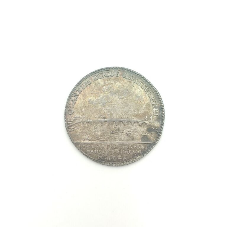 Louis XV (1715-1774). Jeton en argent commémorant l'achèvement du pont d'Orléan…
