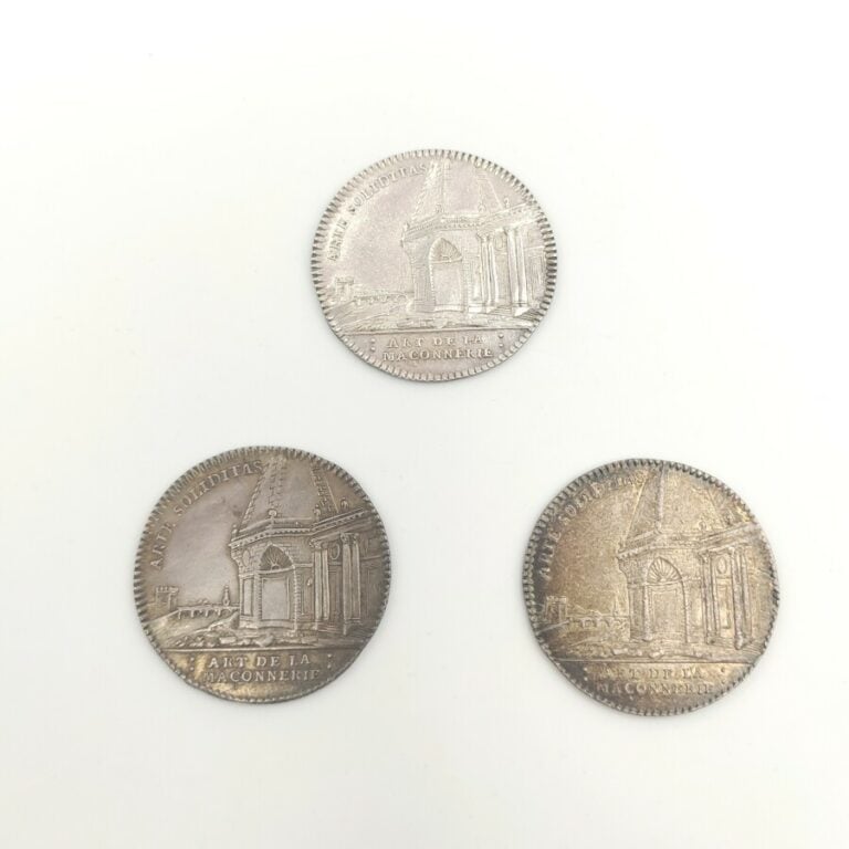Louis XV (1715-1774). Lot de 3 jetons en argent de la Corporation des Maçons, n…