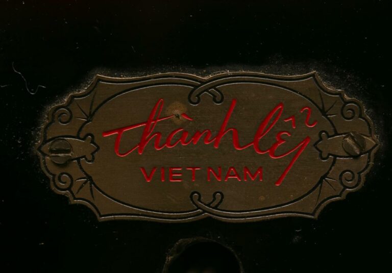 Maison THANH LÊ (Vietnam / Indochine, Actif XXe siècle) - Meuble bar vitré de s…