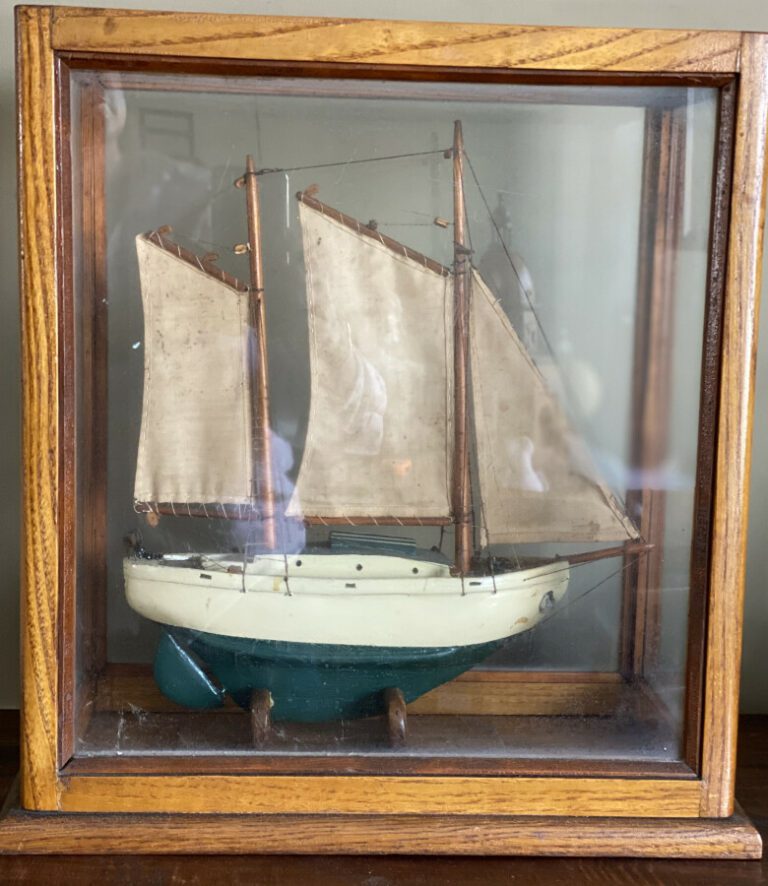 Maquette de bateau de pêche. 39 x 34 x 17 cm
