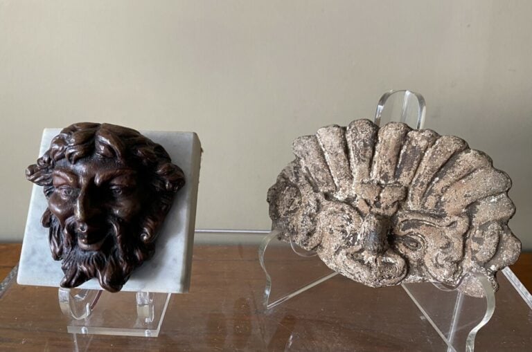 Masque grotesque en pierre et tête de silène en bronze sur socle en marbre ; le…