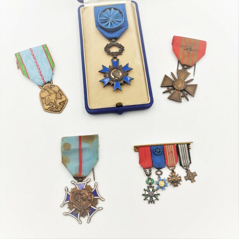 Médaille de l'ordre National du Mérite « 1963 », en parfait état, dans son écri…