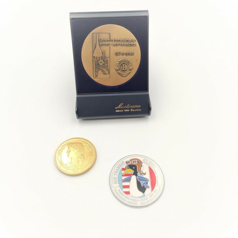 Médaille émaillée de Pilote Air Transat commémorant la 1ère course Transatlanti…