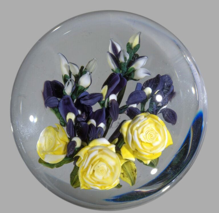 MelissaAyotte. Presse-papiers orné de trois roses jaunes et de branches de fleu…
