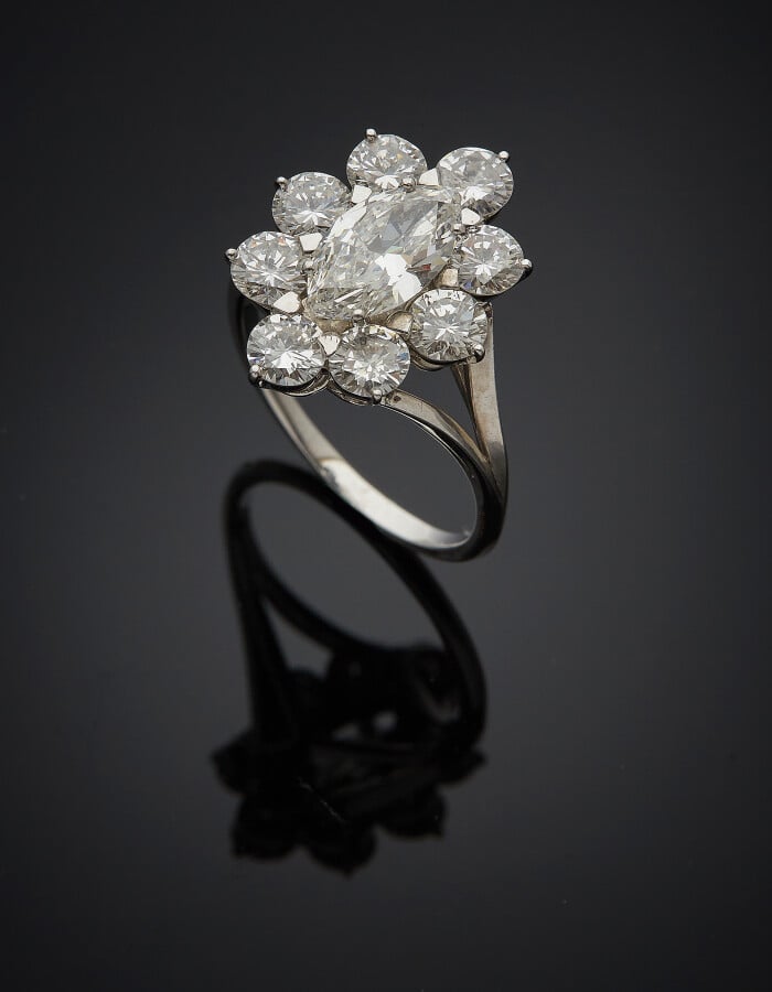 MELLERIO - BAGUE "marguerite" en platine (950) serti d'un diamant taille navett…