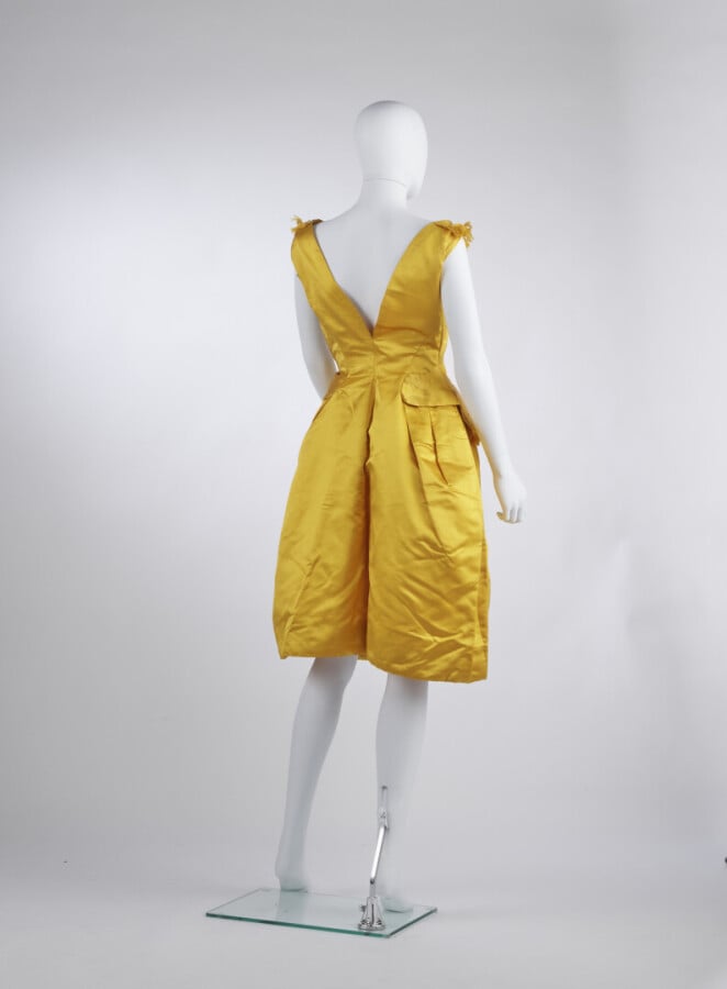 MICHEL GOMA HAUTE COUTURE - 1959 - ROBE DE COCKTAIL en satin de soie bouton d'o…