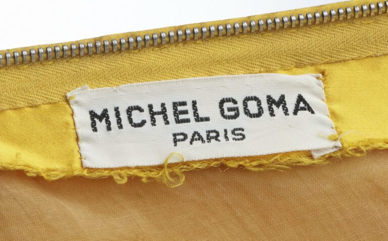 MICHEL GOMA HAUTE COUTURE - 1959 - ROBE DE COCKTAIL en satin de soie bouton d'o…