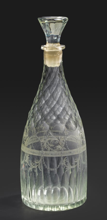 Montcenis (Le Creusot). Bouteille en cristal taillé en nid d'abeille et flûtes,…
