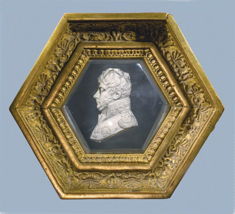 Montcenis.Plaque hexagonale en cristal biseauté ornée d'un cristallo-cérame rep…