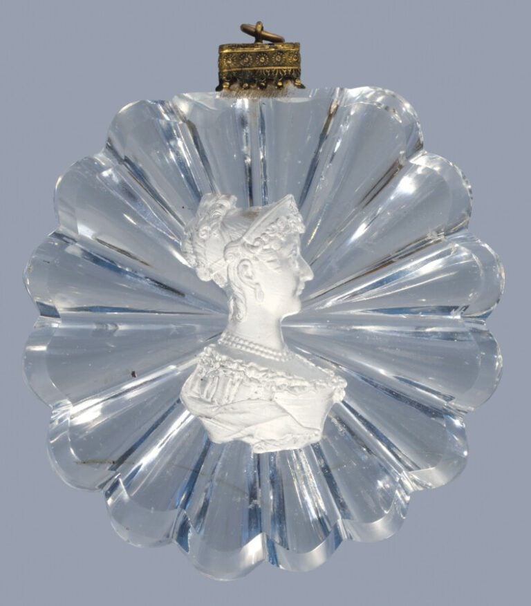 Montcenis.Plaque ovale en cristal taillé à côtes rayonnantes et bord godronné o…