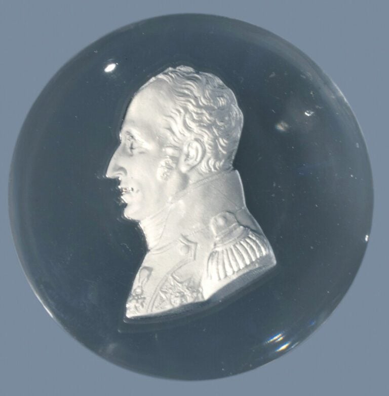 Montcenis.Plaque ronde en cristal orné d'un cristallo-cérame représentant le pr…