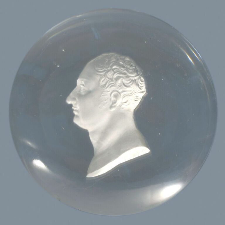 Montcenis.Plaque ronde en cristal orné d'un cristallo-cérame représentant le pr…