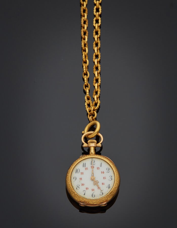 MONTRE de COL en or jaune et or rose (750) ciselé de frises et fleurs, serti de…