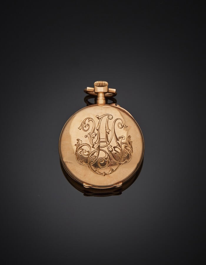 MONTRE de COL en or rose (750) monogrammé. Cadran émail blanc, chiffres arabes…