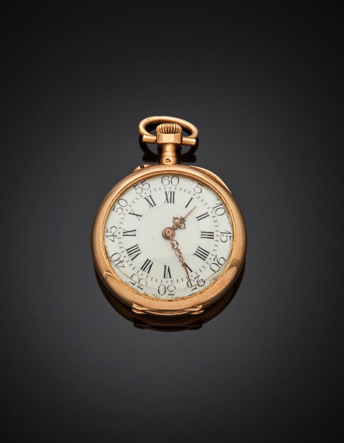 MONTRE de COL en or rose (750) monogrammé. Cadran émail blanc, chiffres arabes…