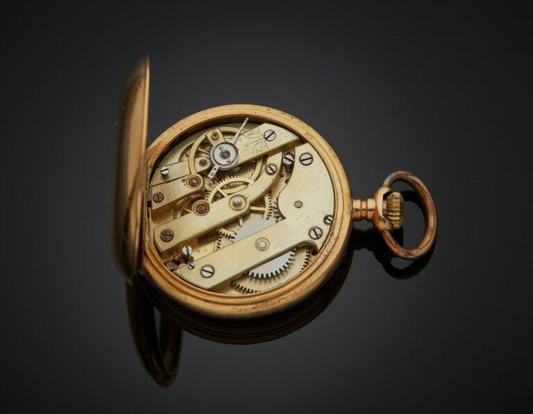 MONTRE de COL savonnette en or jaune (750) finement guilloché et monogrammé. Ca…