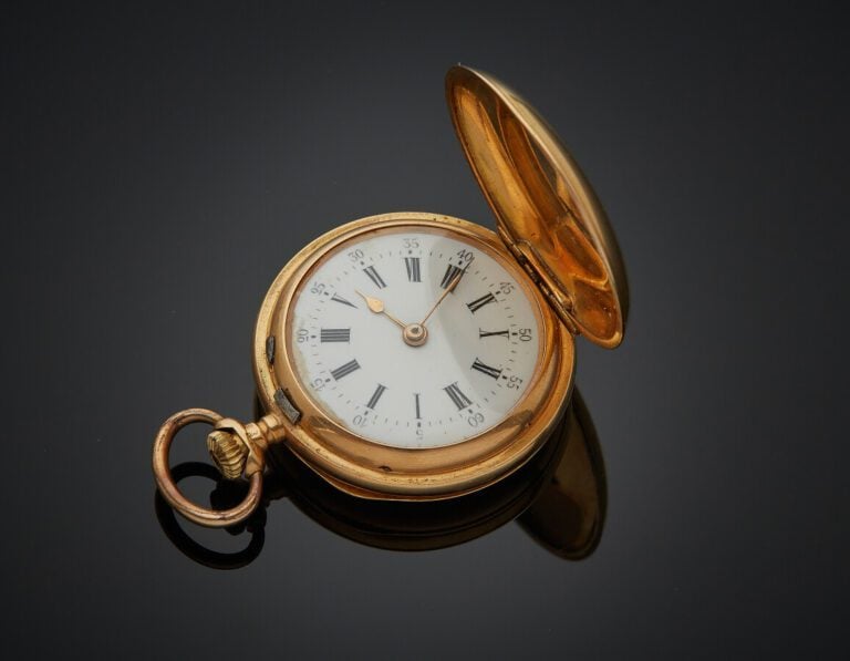 MONTRE de COL savonnette en or jaune (750) finement guilloché et monogrammé. Ca…