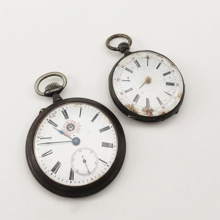 MONTRE de POCHE en argent (800) guilloché. Cadran émail blanc, chiffres arabes…