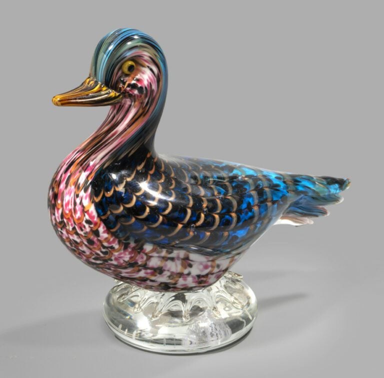 Murano.Canard en verre moulé, le dos et la tête ornés d'un décor godronné polyc…