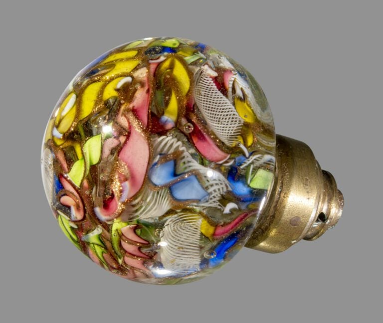Murano.Poignée de porte à décor de couronne de torsades de différentes couleurs…