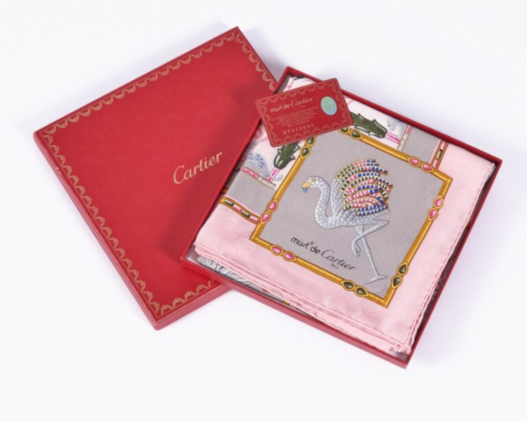 MUST DE CARTIER - 1998 - CARRÉ en soie imprimée façonnée à décor joaillerie - 9…