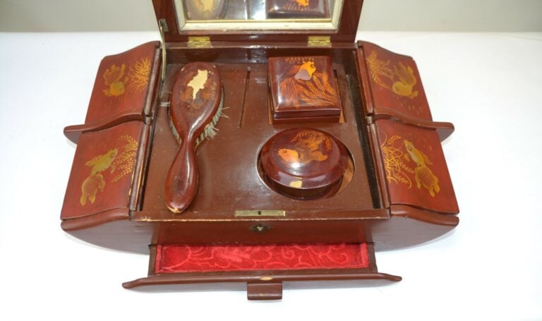 NECESSAIRE A TOILETTE DE VOYAGE EN BOIS LAQUE A DECOR DE POISSONS DORES - Vietn…
