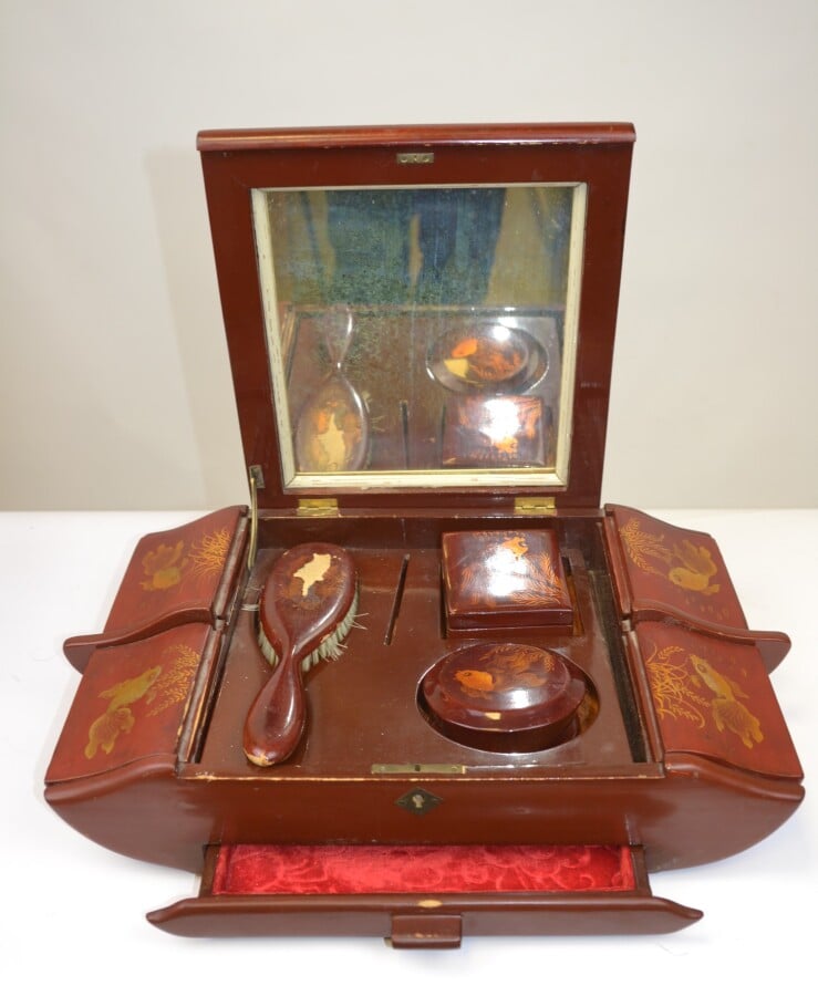 NECESSAIRE A TOILETTE DE VOYAGE EN BOIS LAQUE A DECOR DE POISSONS DORES - Vietn…