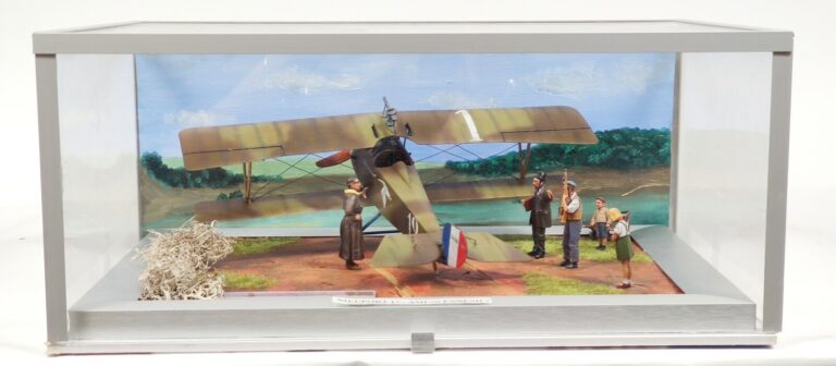 Nieuport17 :Ami ou ennemi? - Maquette sous vitrine - 15 x 36 x 28 cm