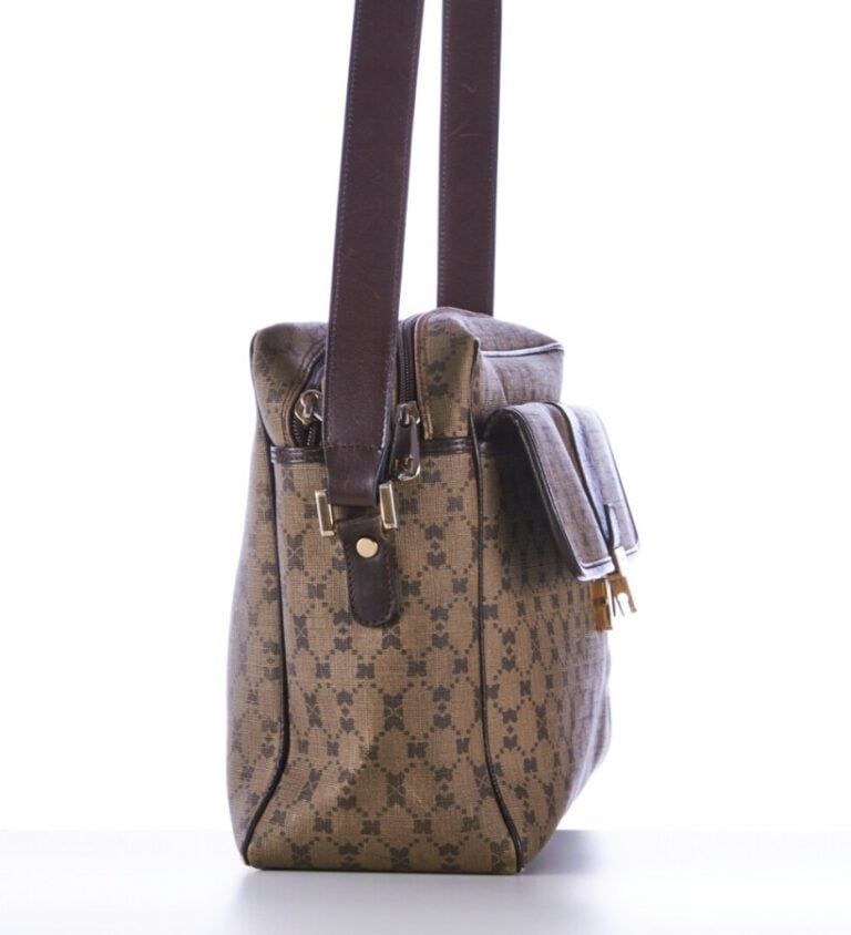 NINA RICCI - BESACE en toile enduite siglée et cuir chocolat - 32 x 22 x 10 cm…